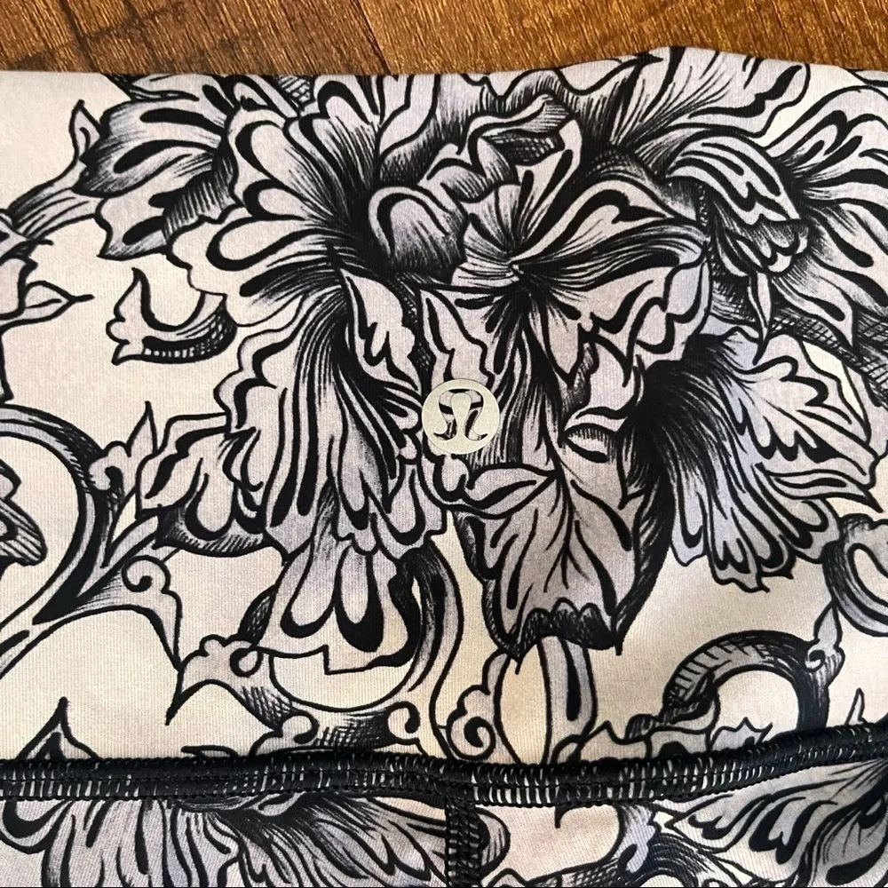 Lululemon Womens high rise crop leggings tights Sz 10 black gray floral